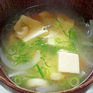 今日のお汁！　「竹輪と豆腐の味噌汁」　　♪♪